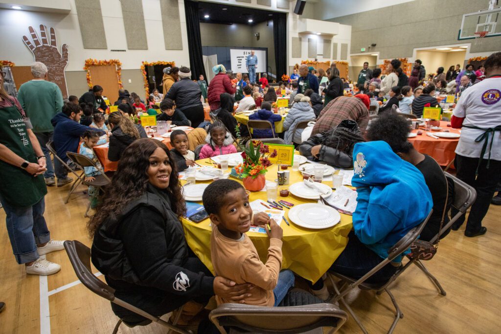 Sunday Breakfast Mission distributes 1,100+ food boxes, feeds 600 on Thanksgiving 4 Sunday Breakfast Mission